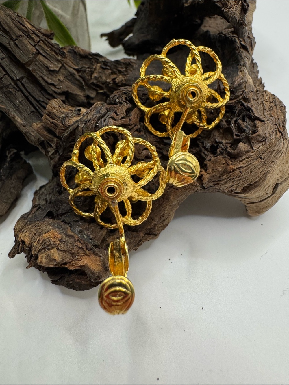 Vintage brooch & clip earring set, EUC. Gold tone w/orange & green rhinestones. - Picture 6 of 6
